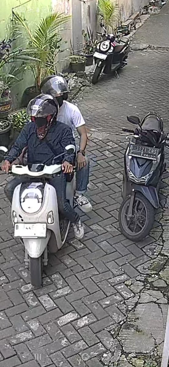 PinkanErna's tweet photo. Pengen jadiin 2 mnusia ini tumbal     ,gimna caranya ya 🥴
Cuma bntaran msuk ambil dompet, motor Beat Deluxe Biru Dop B3921CRS ini udah Raib sama 2 maling ini 
#pencurimotor
#TANGERANG https://t.co/A1zE2FRzSg