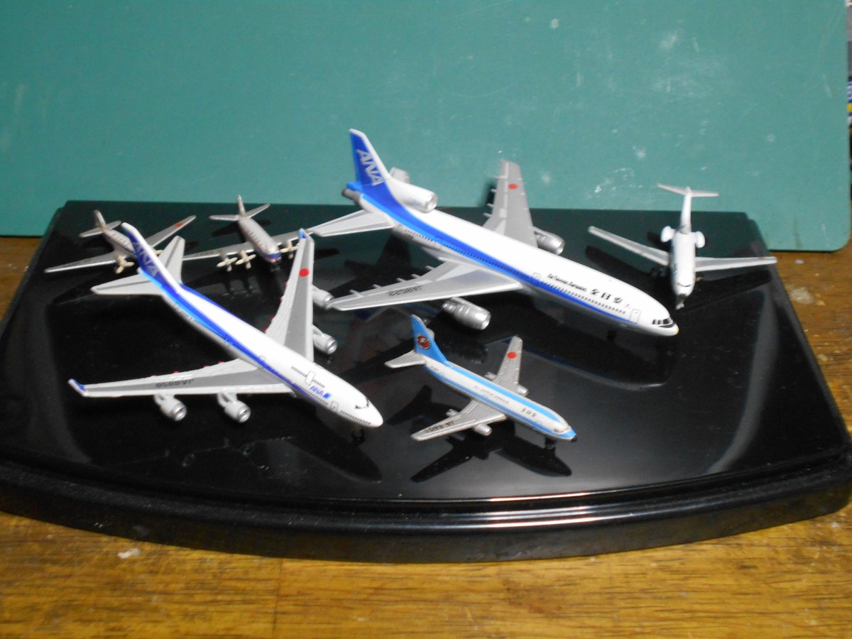 IWA6809's tweet photo. 薬局への一月分、歴代ANA機、私L1011トライスター好きなんですが日本では例のローキード・ピーナツ事件のおかげ不人気なんですよねメディアもなんかさけれれてるみたいでエンジン始動時に一瞬のハモル様な音が好きです今月は田舎の駅冬の駅です
＃全日空 ＃トライスター ＃駅 ＃田舎の駅 ＃ジオラ https://t.co/osISAzqhWK