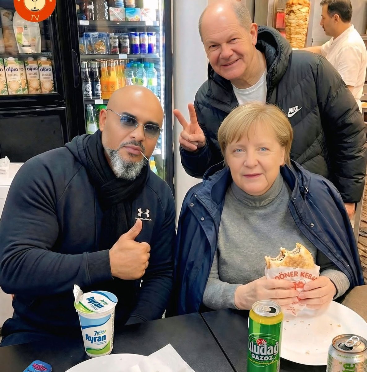 Dünyanın en büyük 3.ekonomisini yöneten kadın,bir büfede normal bir vatandaş gibi yemek  yiyebiliyorsa,

Haram yememiş,
Zimmetine kul hakkı geçirmemiş demektir.

İşte gerçek güç budur.