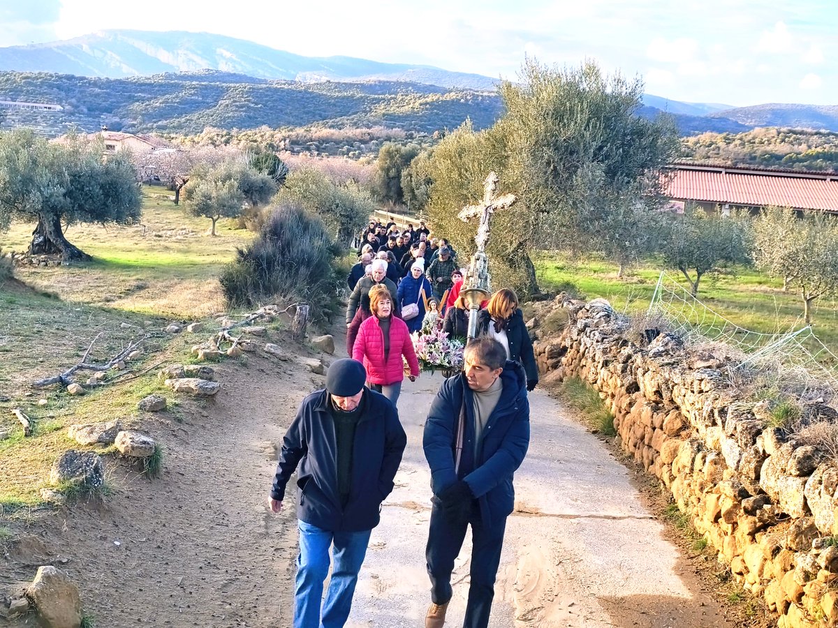 DaCunarda's tweet photo. Cómo todos los años, el doce de febrero los vecinos de #Colungo celebraron la fiesta de Santa Eulalia. Un día de tradición con la hoguera, la procesión, el reparto de los panecillos y baile para terminar. Un día muy especial para todos los vecinos.
¡Viva Santa Eulalia! https://t.co/7o34sNybNB