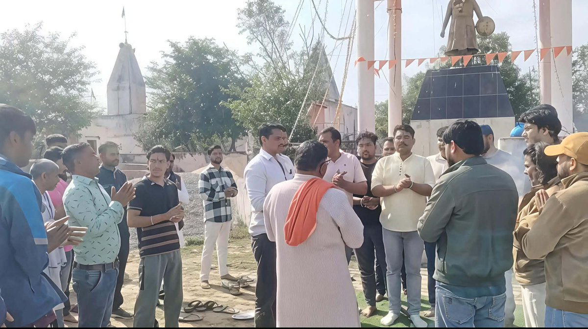 आज ऐतिहासिक गांव सिनसिनी में महाराजा सूरजमल की जन्म जयंती के शुभ अवसर पर महाराजा सूरजमल की प्रतिमा पर माल्यार्पण कर हवन यज्ञ कराया तथा विनम्र श्रद्धांजलि अर्पित की।
इस मोके पर उदयभान ठेकेदार, हेमन्त सिनसिनी,रोहताश चंद्रभान गौरव हवलदार महिपाल लक्ष्मीकांत विशांत अरविन्द,उपस्थित रहे