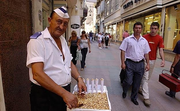 El nombre de Pedro Hernández está ligado a la figura del que fue el vendedor de almendras más emblemático del centro de Málaga. 
”Ayyy qué ricas" era su grito, seguido de varios palmadas.
Ubicado en c/ Granada y c/ Nueva...
¿Quién se acuerda?