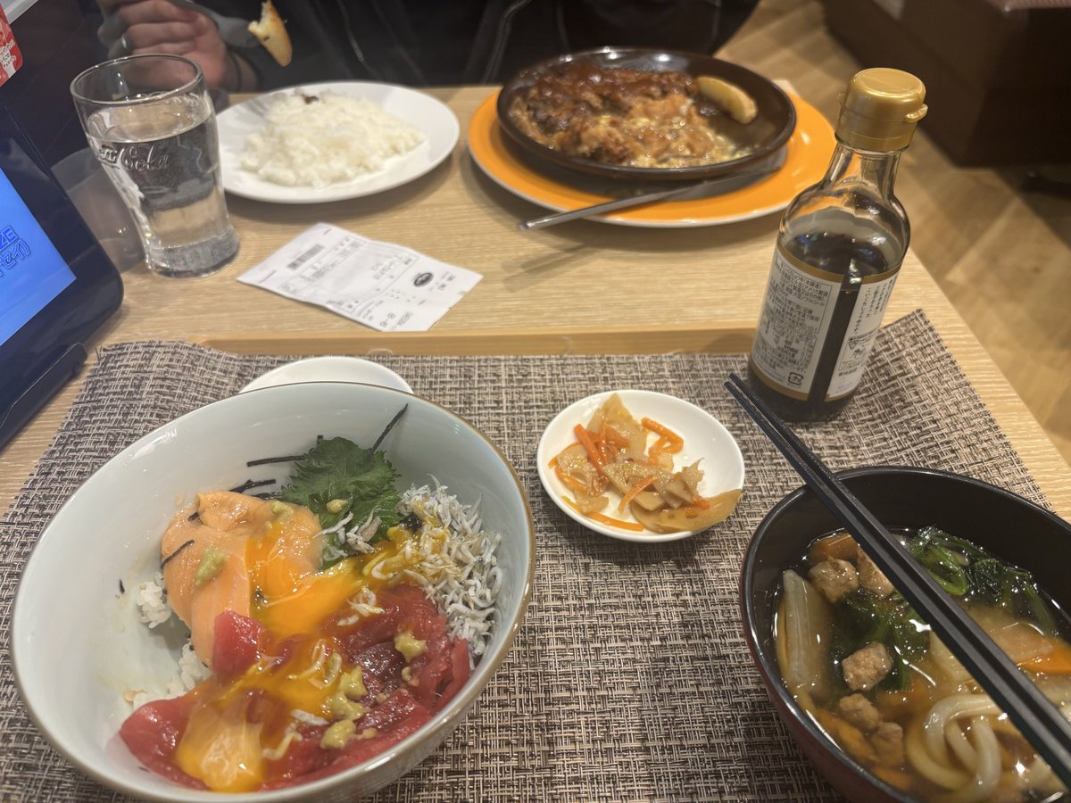 食べてるところの写真で申し訳ないけど明日かつよー