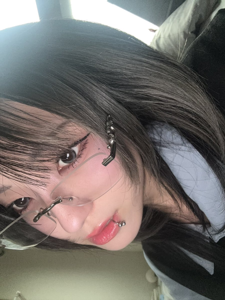 _fuyu_417's tweet photo. ガチ無加工のため切った前髪の残骸が観測できます https://t.co/y0PcvgzuCb