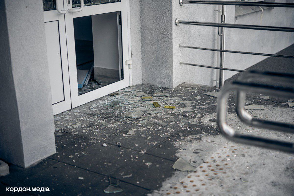 Сьогодні російські терористи атакували дитячу лікарню у Сумах.
2 ударні дрони, начинені шрапнелю прицільно влучили по території закладу.
російське племʼя - це виразка, яка має бути видалена.