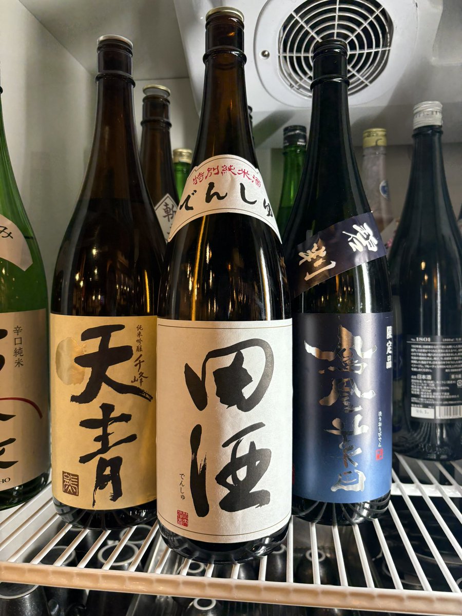 sakemichi1970's tweet image. サケミチ】
川﨑駅前でだいたいいつも
田酒の飲める店　ワタシノサケミチ

他、ラインナップも10種類前後でやってます。
日本酒　しずる酒器にて
均一価格　1089（990）で販売中♪

田酒の飲める店　ワタシノサケミチ
でした。

#takekumasaketen 
#たけくま酒店