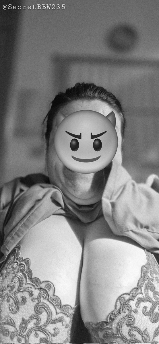 It's not #FlashFriday until I get the girls out 😉 Hope you all have a lovely weekend 💋 #BBW #BigGirl #BigTits #Tease #Flashing