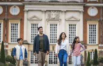 Visit_Richmond1's tweet image. It is nearly #HalfTerm and here are some ideas
🌺Blossom crafts @hamhousegarden 
💼Half Term Fun Hampton Court Palace @HRP_Palaces 
🦆Mudfest @WWTLondon 
🍨Kids eat #free @rhillhotel 
🎲Free kid's playtime while you dine at Scott's Richmond
👉shorturl.at/wWv5l @LBRUT