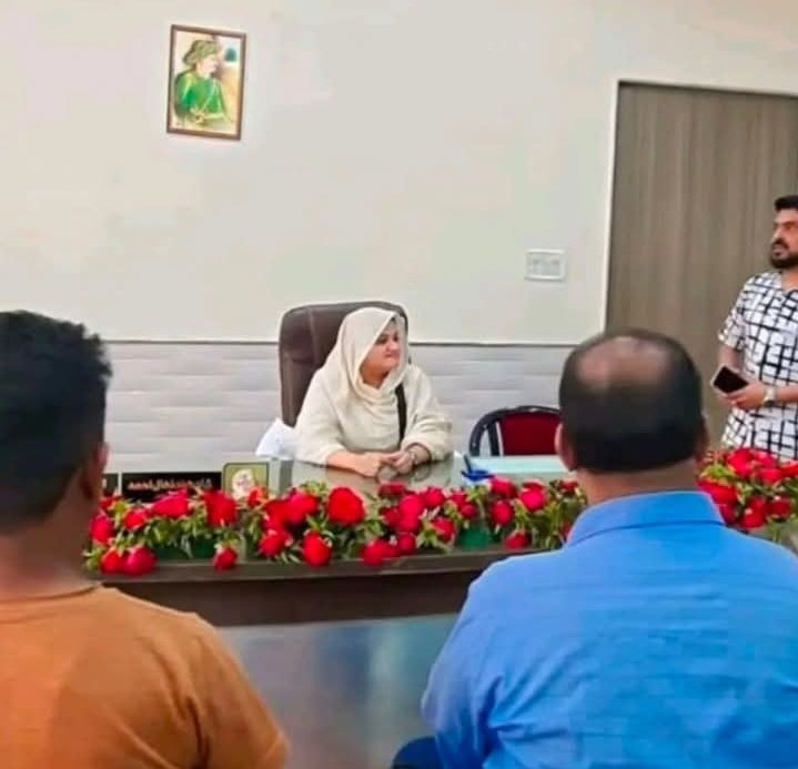 अंबेडकर की जगह टीपू सुल्तान 
यह मालेगांव की मेयर नसरीन बानो शेख है। 
यह इस्लाम पार्टी से जुड़ी हुई है और समाजवादी पार्टी व कांग्रेस के समर्थन से मेयर बनी है।
ऐसे कार्यालय में आमतौर पर डॉक्टर भीमराव अंबेडकर, डॉ राजेंद्र प्रसाद, वर्तमान प्रधानमंत्री, वर्तमान राष्ट्रपति, महात्मा