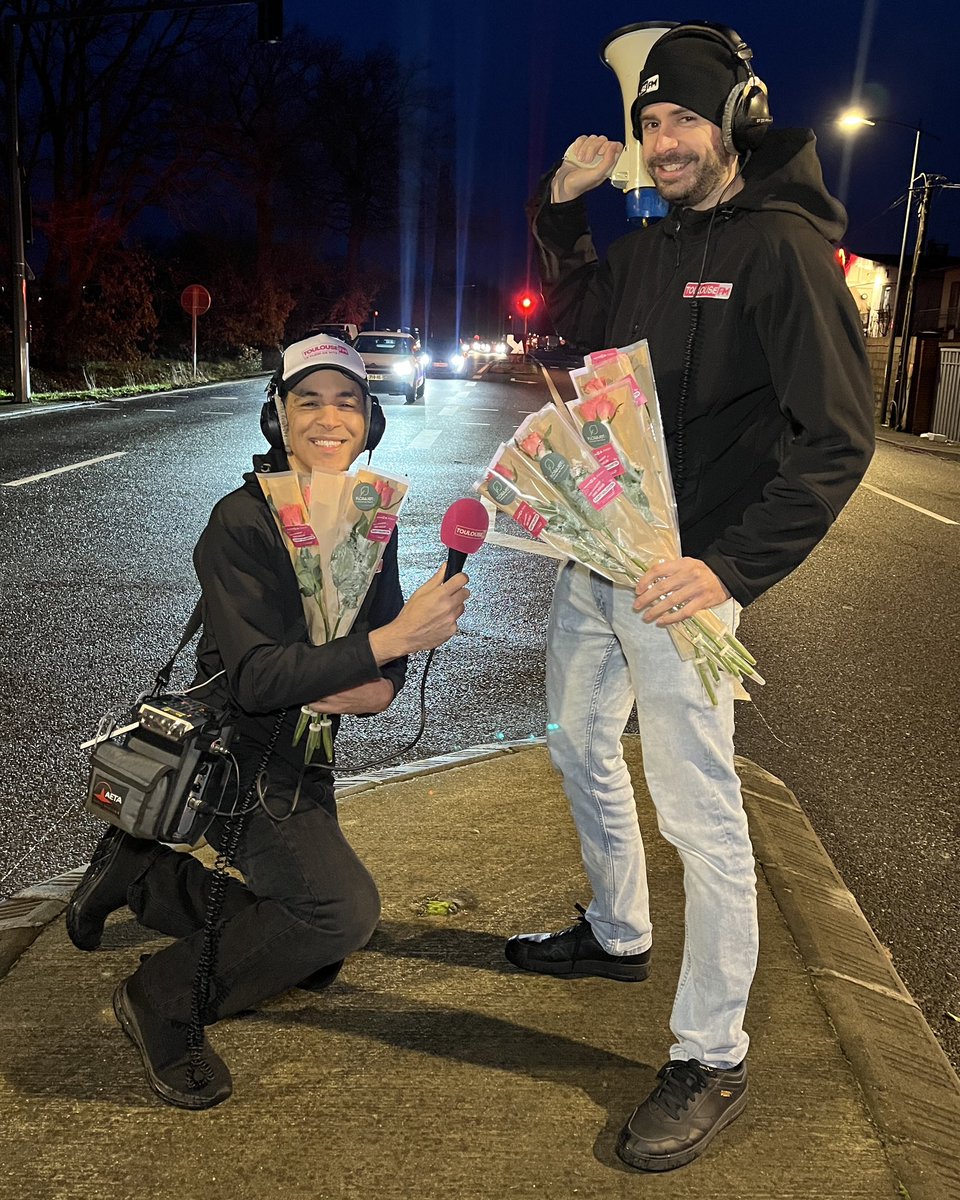 ToulouseFM's tweet photo. Pour la St-Valentin, la Team Toulouse FM vous déclare sa flamme 💘 Toc Toc de l’amour ce matin à Portet-sur-Garonne 🥰 Si votre autoradio était bien branché sur Toulouse FM 🎧 Sam &amp; Fab vous offraient de magnifiques roses avec @florajet 🌹 #amour #love #Toulouse #saintvalentin https://t.co/9TP7eza9fb