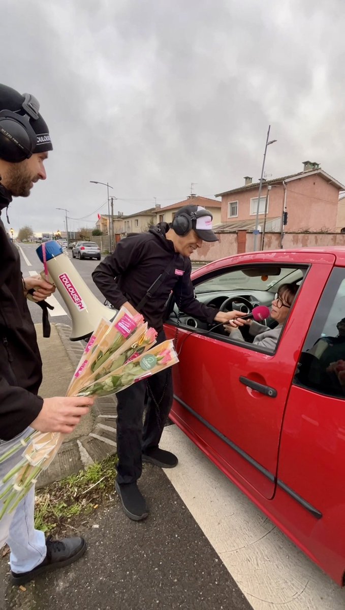 ToulouseFM's tweet photo. Pour la St-Valentin, la Team Toulouse FM vous déclare sa flamme 💘 Toc Toc de l’amour ce matin à Portet-sur-Garonne 🥰 Si votre autoradio était bien branché sur Toulouse FM 🎧 Sam &amp; Fab vous offraient de magnifiques roses avec @florajet 🌹 #amour #love #Toulouse #saintvalentin https://t.co/9TP7eza9fb