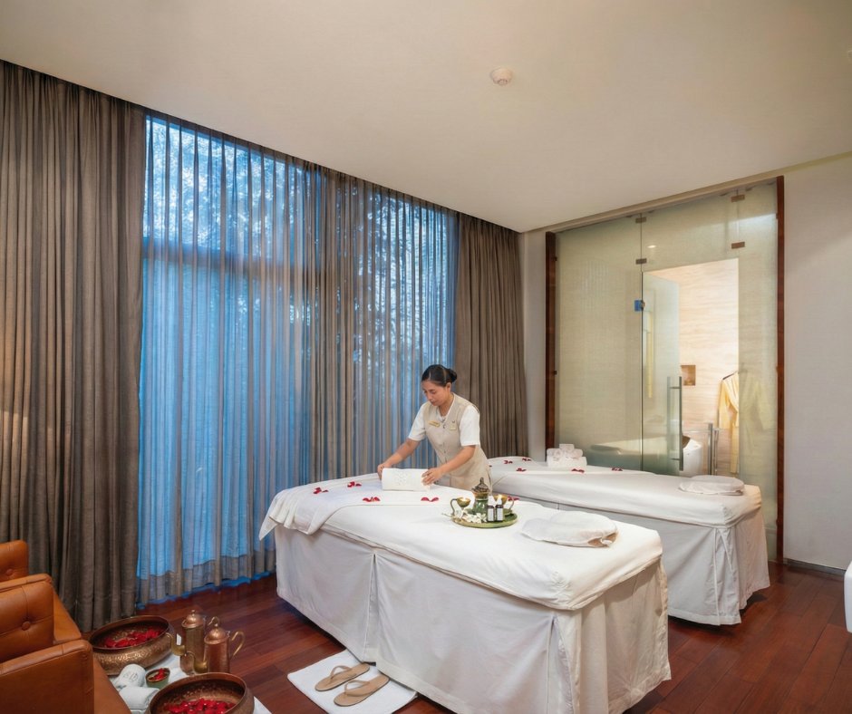𝙁𝙖𝙡𝙡 𝙞𝙣 𝙡𝙤𝙫𝙚 𝙤𝙫𝙚𝙧 𝙢𝙤𝙢𝙚𝙣𝙩𝙨 𝙤𝙛 𝙘𝙖𝙡𝙢

This Valentine’s, immerse yourselves in elegant surroundings, restorative spa journeys and the gentle luxury of time well spent.

Love, reimagined in serenity. ✨

For reservations: +91 124 6673000.

 #TajGurugram