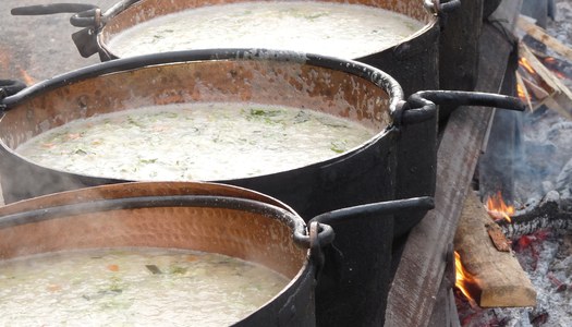 Avui divendres dins el marc de les festes del Carnaval i del Ranxo de Ponts estem oberts a partir de les 13h. Una bona escudella de muntanya i foc a terra són calidesa en dies grisos com avui. #restaurant #ranxodeponts #ponts #carnaval restaurantmirambell.com