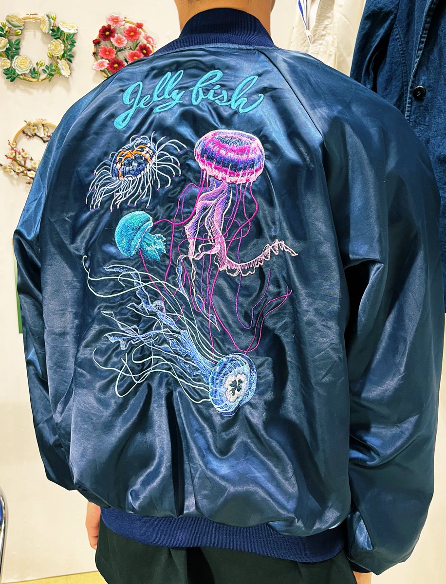 ami_embroidery's tweet photo. #水に関係あるやつ

ゆるゆるなクラゲの刺繍ブルゾン

これくらい力が抜けててもいいじゃない？ https://t.co/xuluPAyfd4