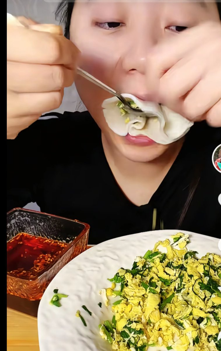 刚才看到牛担心包不好饺子，其实他也可以这样吃哈哈哈哈哈哈哈哈哈哈哈😄