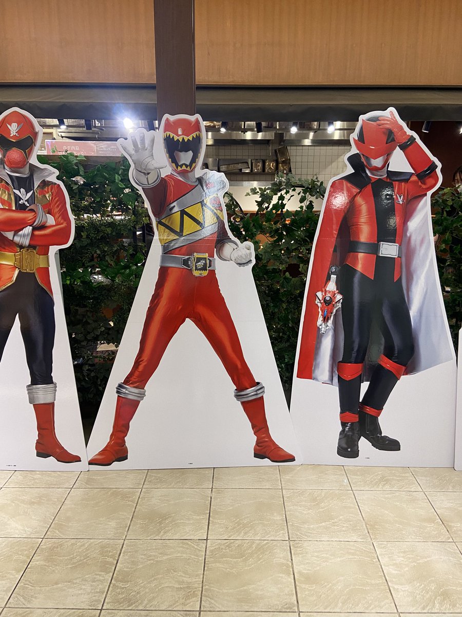 今日の次女とのデートの行き先は

スイパラ
スーパー戦隊コラボカフェ！

アクキーランダムで悩む次女に
半分出してあげるから
コンプリートセットを
買いなさい！と言ったら
大喜びでした笑

グッズも高いし
フードも高い

でも、コラボカフェなのに
とってもおいしかった！

#スーパー戦隊
#スイパラ