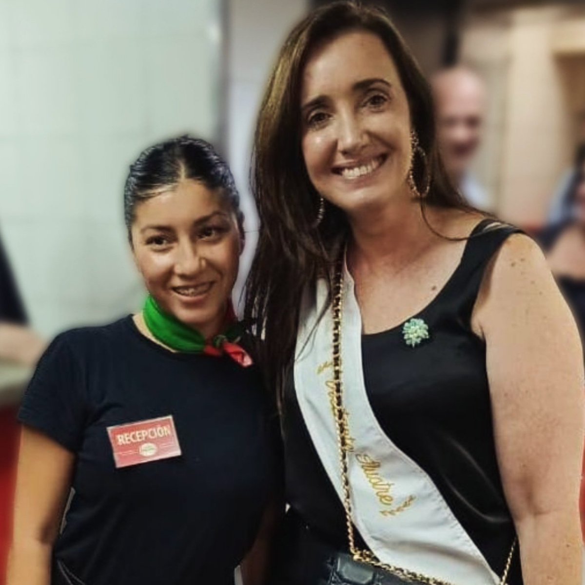 somoscorta's tweet image. Victoria Villarruel visitó Guerrín y fue declarada Visitante Ilustre por la pizzería.

corta.com