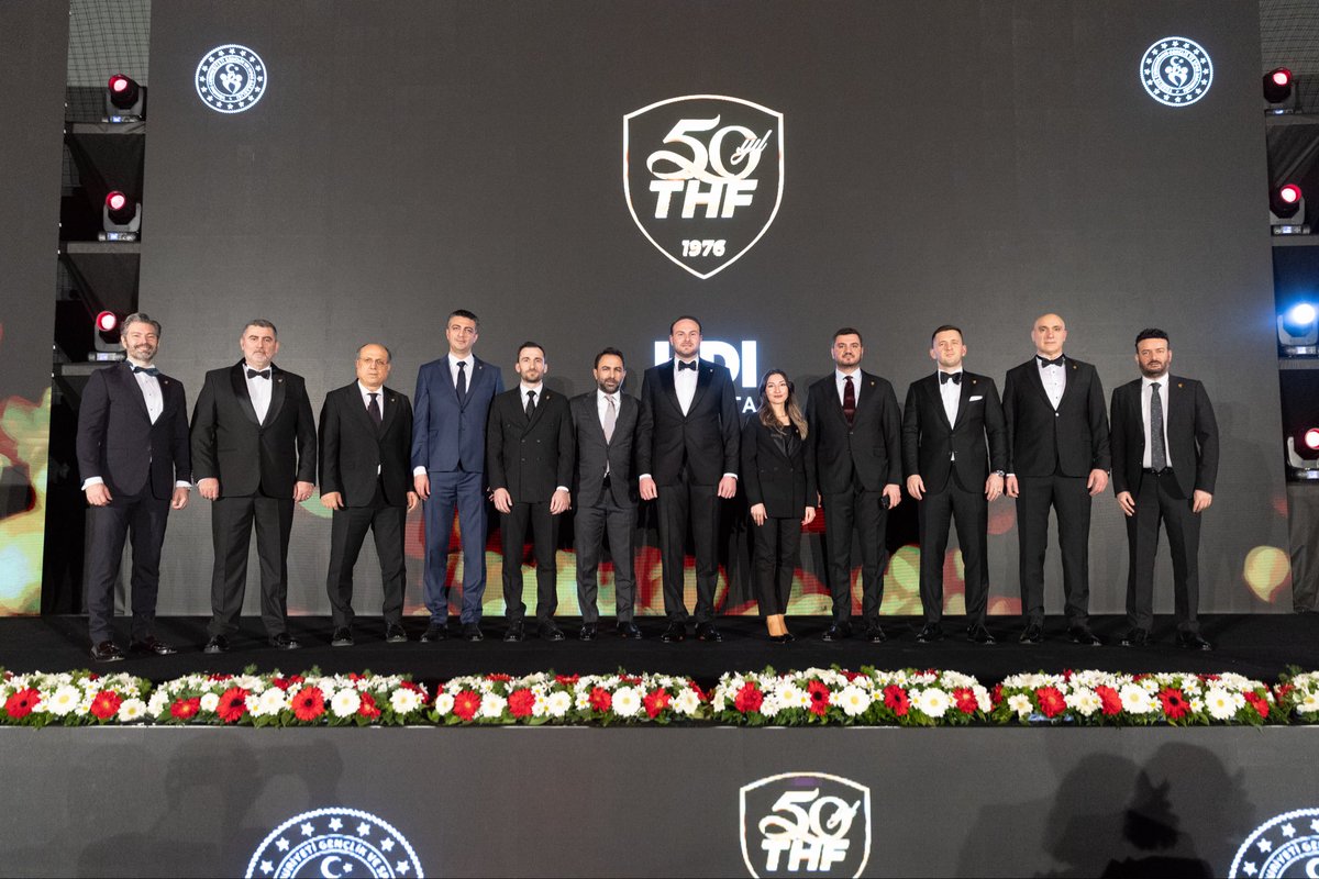 mesutcebi22's tweet photo. Federasyonumuzun 50. yılını, yarım asırlık emeğin ve fedakârlığın gururuyla kutladık. Bugün geldiğimiz nokta; bireysel çabaların değil, ortak aklın, dayanışmanın ve ortak emeğin sonucudur.

Bu anlamlı gecede en başta her zaman yanımda olan aileme; birlikte sorumluluk taşımaktan onur duyduğum yönetim kurulu üyesi arkadaşlarıma; gece gündüz demeden büyük bir özveriyle çalışan mesai arkadaşlarıma; federasyonumuzun yanında duran ve gücümüze güç katan kurum ve kuruluşlara şükranlarımı sunuyorum.

Altyapıdan milli takımlara uzanan güçlü ve sürdürülebilir bir sistem inşa etmek için çalışıyoruz. Hedefimiz; uluslararası organizasyonlarda ay yıldızlı bayrağımızı daha yukarılara taşımak ve İstiklâl Marşımızı daha fazla okutacak bir yapıyı kalıcı hale getirmektir.

Federasyonumuzun itibarı, bireysel yaklaşımların üzerinde bir değerdir. Bu kurumsal yapıyı korumak ve daha ileriye taşımak konusunda kararlılığımız tamdır. Hentbolun geleceği; sağduyu, birlik ve üretimle şekillenecektir.

Ve elbette… 50 yıl boyunca hentbola emek vermiş; sporcu, antrenör, hakem, gözlemci, yönetici, kulüp temsilcisi ve gönül veren herkese minnettarız. Yarım asırlık yolculuk, bu inanç ve bu emek sayesinde bugünlere ulaşmıştır.

Biz geleceğe karşı sorumluluğumuzun bilincindeyiz ve hentbolu hak ettiği yere taşıyana kadar disiplinle, tavizsiz ve durmadan çalışmaya devam edeceğiz.

Hep birlikte nice 50 yıllara!