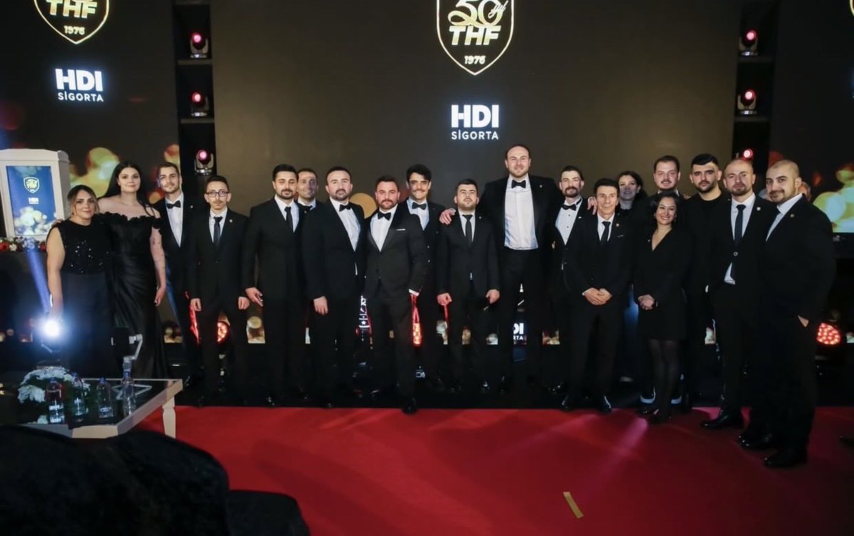 mesutcebi22's tweet photo. Federasyonumuzun 50. yılını, yarım asırlık emeğin ve fedakârlığın gururuyla kutladık. Bugün geldiğimiz nokta; bireysel çabaların değil, ortak aklın, dayanışmanın ve ortak emeğin sonucudur.

Bu anlamlı gecede en başta her zaman yanımda olan aileme; birlikte sorumluluk taşımaktan onur duyduğum yönetim kurulu üyesi arkadaşlarıma; gece gündüz demeden büyük bir özveriyle çalışan mesai arkadaşlarıma; federasyonumuzun yanında duran ve gücümüze güç katan kurum ve kuruluşlara şükranlarımı sunuyorum.

Altyapıdan milli takımlara uzanan güçlü ve sürdürülebilir bir sistem inşa etmek için çalışıyoruz. Hedefimiz; uluslararası organizasyonlarda ay yıldızlı bayrağımızı daha yukarılara taşımak ve İstiklâl Marşımızı daha fazla okutacak bir yapıyı kalıcı hale getirmektir.

Federasyonumuzun itibarı, bireysel yaklaşımların üzerinde bir değerdir. Bu kurumsal yapıyı korumak ve daha ileriye taşımak konusunda kararlılığımız tamdır. Hentbolun geleceği; sağduyu, birlik ve üretimle şekillenecektir.

Ve elbette… 50 yıl boyunca hentbola emek vermiş; sporcu, antrenör, hakem, gözlemci, yönetici, kulüp temsilcisi ve gönül veren herkese minnettarız. Yarım asırlık yolculuk, bu inanç ve bu emek sayesinde bugünlere ulaşmıştır.

Biz geleceğe karşı sorumluluğumuzun bilincindeyiz ve hentbolu hak ettiği yere taşıyana kadar disiplinle, tavizsiz ve durmadan çalışmaya devam edeceğiz.

Hep birlikte nice 50 yıllara!
