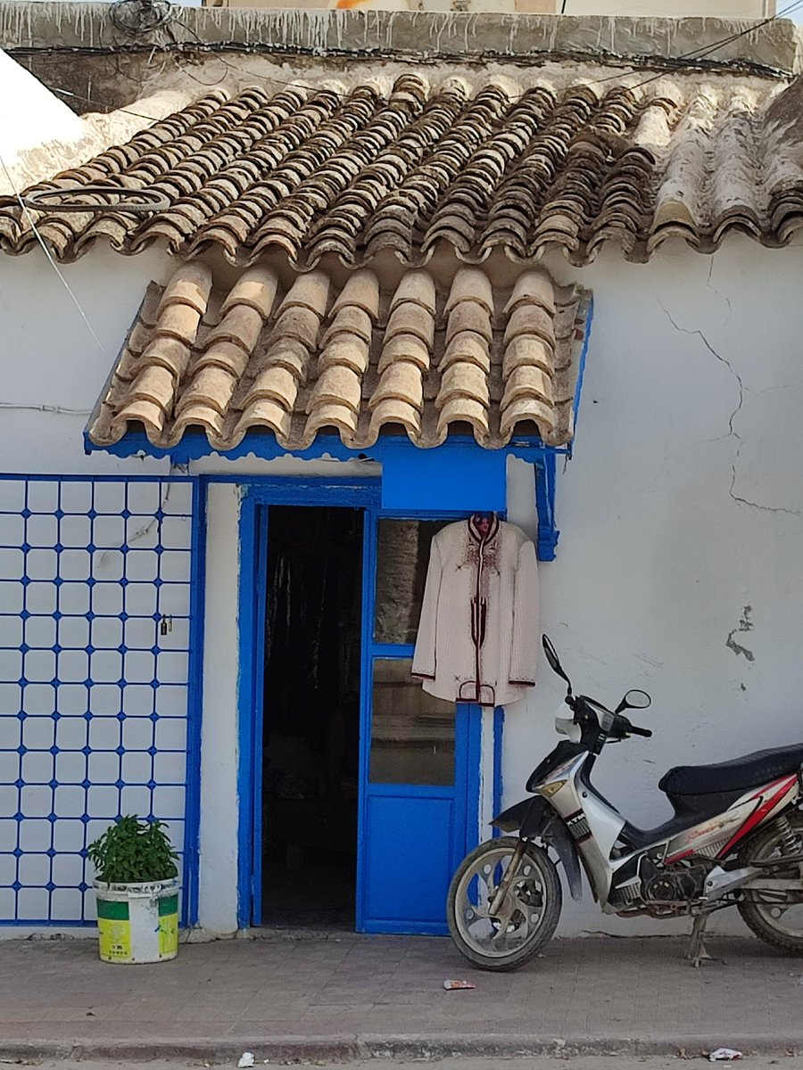 Reyjc123's tweet photo. @AfrikyaTN @MyriamSoufy #Testour (Tunisia) is undoubtedly the capital of the Morisque diaspora expelled from Spain at the beginning of the 17th century. The tiles on its roofs, the studded doors, the streets with flower pots, and the family names are some of the secrets kept from its Andalusian past. https://t.co/onFFrgFRN7