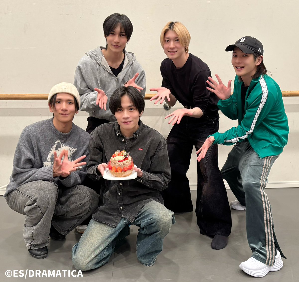 💫稽古場情報💫

劇団『ドラマティカ』  SPECIAL ACT

／
2/12 ネガティー／かかし役（日々樹 渉）
#安井一真 さんのお誕生日🎉
＼

おめでとうございます🎂
稽古場より記念写真をお届け📷

いよいよ稽古が始まりました！
皆さま応援のほどよろしくお願いいたします！

#劇団ドラマティカ