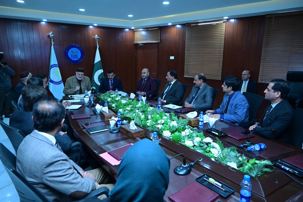 اسلام آباد: وفاقی وزیر برائے تخفیفِ غربت و سماجی تحفظ سید عمران احمد شاہ نے نیشنل یونیورسٹی آف ماڈرن لینگویجز (NUML) اسلام آباد کا دورہ کیا اور میڈیا سے گفتگو کرتے ہوئے پاکستان بیت المال کے تعلیمی وظائف کی شفاف ترسیل اور مؤثریت پر روشنی ڈالی۔
وفاقی وزیر سید عمران احمد شاہ نے کہا