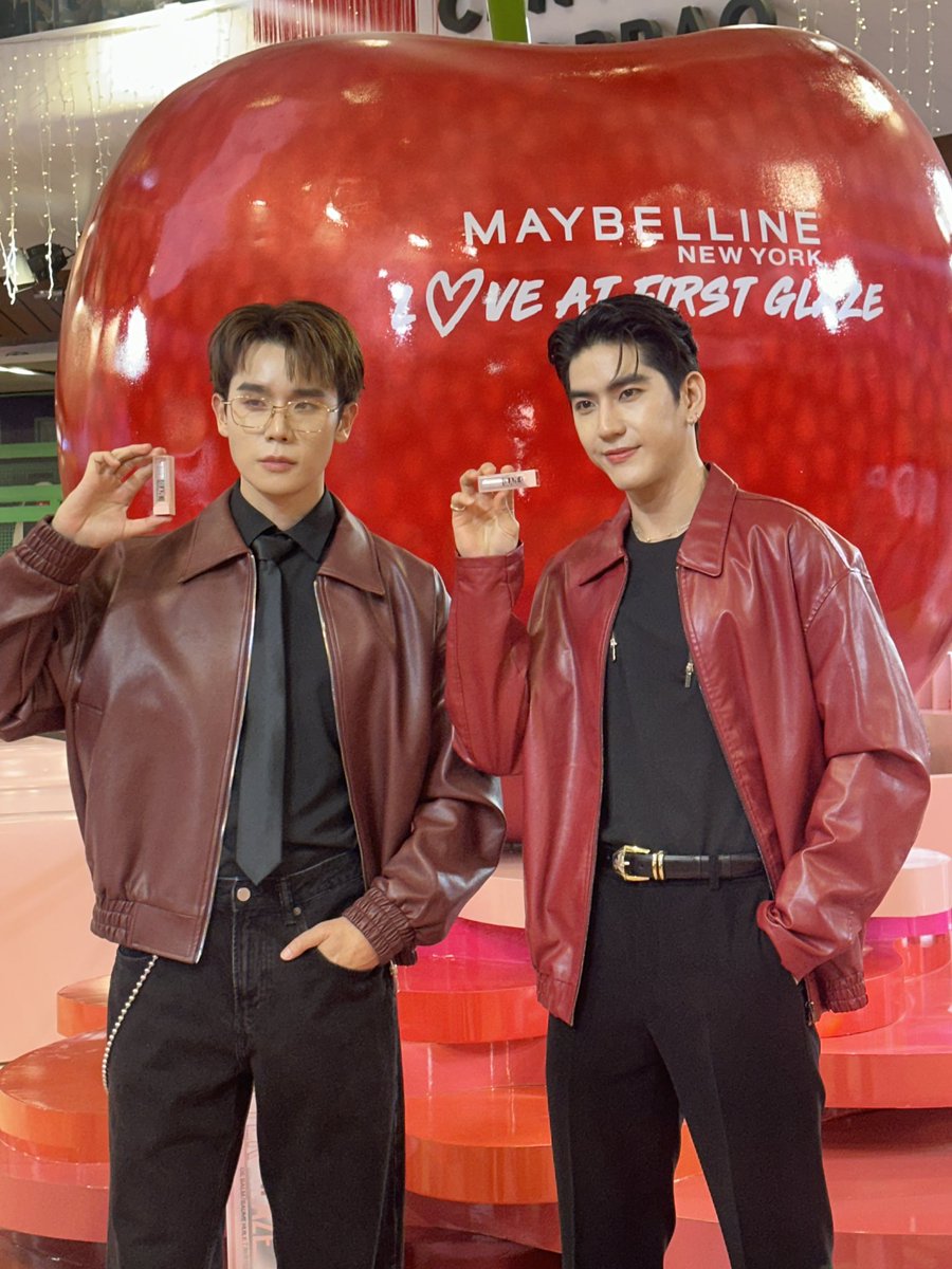 Itsjuzm3's tweet image. Jimmy with glasses again today 😭😭😭

JIMMYSEA X LIFTERGLAZE  

#MaybellinexJimmySea