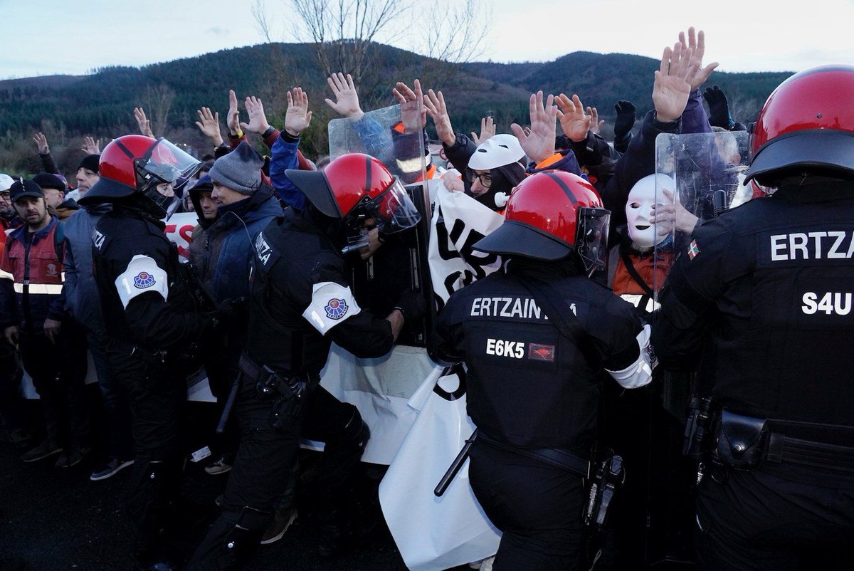 LABsindikatua's tweet image. 🗣️ LAB Eusko Jaurlaritzako Industria eta Enplegu Sailekin, Araba eta Bizkaiko Foru Aldundiekin,  eta Trapagako eta Amurrioko alkateekin bildu da gaur

🚨 Erakundeek ez dute konpromisorik hartu Tubos Reunidoseko enplegu-suntsiketaren aurrean

🔗 labur.eus/xhcvjflg