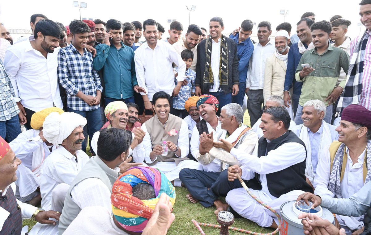 भाव विव्हल एवं निःशब्द हूँ..! हृदय कृतज्ञता से भरा है। 

मेरे अनुज के वैवाहिक समारोह में राष्ट्रीय शीर्ष नेतृत्व, वरिष्ठ जनप्रतिनिधियों तथा देश एवं प्रदेश भर के अभिन्न मित्रों एवं साथियों द्वारा पधारकर मेरा एवं किशनगढ़ की धरती का मान बढ़ाने हेतु मैं आप सभी का हृदय के अंतिम तक से