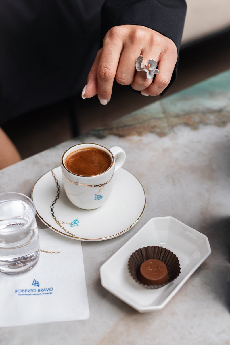 Love deserves a touch of artistry.
Celebrate Valentine’s Day with hand-crafted jewels made to last a lifetime.

Aşk, sanatsal bir dokunuşu hak ediyor.
Sevgililer Günü'nü ömür boyu dayanacak şekilde el yapımı mücevherlerle kutlayın.
#RobertoBravo