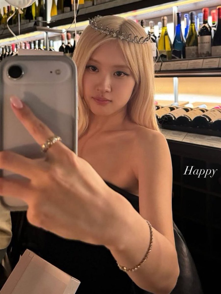 이렇게 예쁘게 입고 생일파티 가기 전에 시간 내서 팬들 만나주고 간 게 난 아무리 생각해도  채영아ㅏㅏ🥹🥹 모드가되