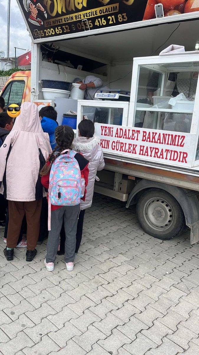 slmhktn's tweet photo. Akın Gürlek’in Adalet Bakanı olmasını sevinçle karşılayan bir kişi, hayır lokması dağıttı. https://t.co/wEURfq3081