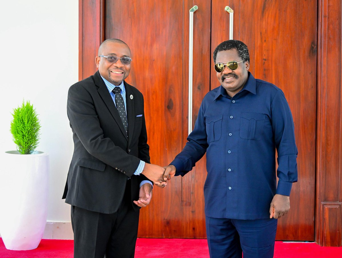 dsetanzania's tweet photo. Makamu wa Rais wa Jamhuri ya Muungano wa Tanzania, Mhe. Balozi Dkt. Emmanuel Nchimbi, amekutana na Mtendaji Mkuu wa Soko la Hisa la Dar es Salaam (@dsetanzania ), Bw. @peternalitolela, Februari 13, 2026 jijini Dodoma.

Katika mazungumzo hayo, Makamu wa Rais amesisitiza ubunifu na juhudi zaidi katika kuvutia uwekezaji, huku DSE ikiendelea kushirikiana na Serikali kuhamasisha upatikanaji wa mitaji kwa utekelezaji wa Dira ya Taifa ya Maendeleo 2050.

Kwa sasa, DSE ina thamani ya soko la takribani Shilingi trilioni 31.9 na wawekezaji zaidi ya 779,000, ikiendelea kuwa jukwaa rasmi na la kimkakati la kukuza uchumi wa Taifa.

#DSE #DIRA2050 #FursaKwaWote