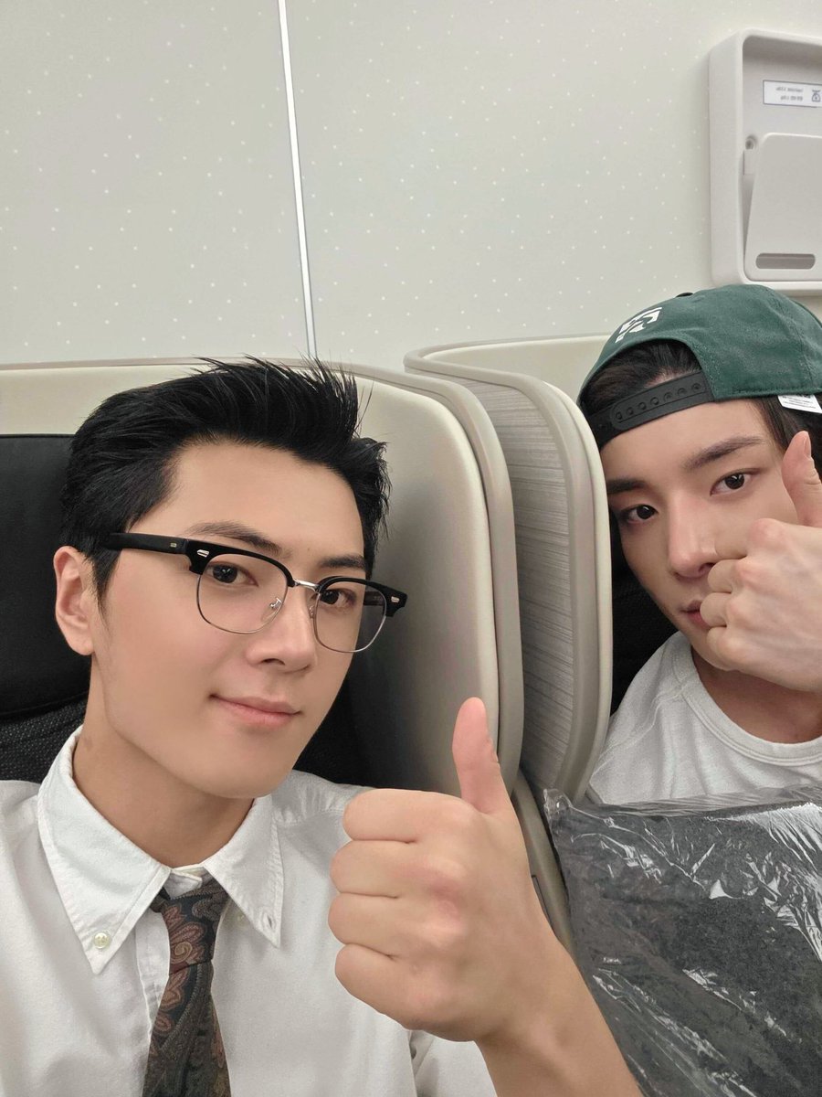 เจย์เหมือนไปคุยธุรกิจพันล้าน เจคเหมือนกำลังจะไปเตะบอลกับเพื่อน เอนดุมานอะ ความคอนทราสที่ลงตุว 5555555555555555555555555