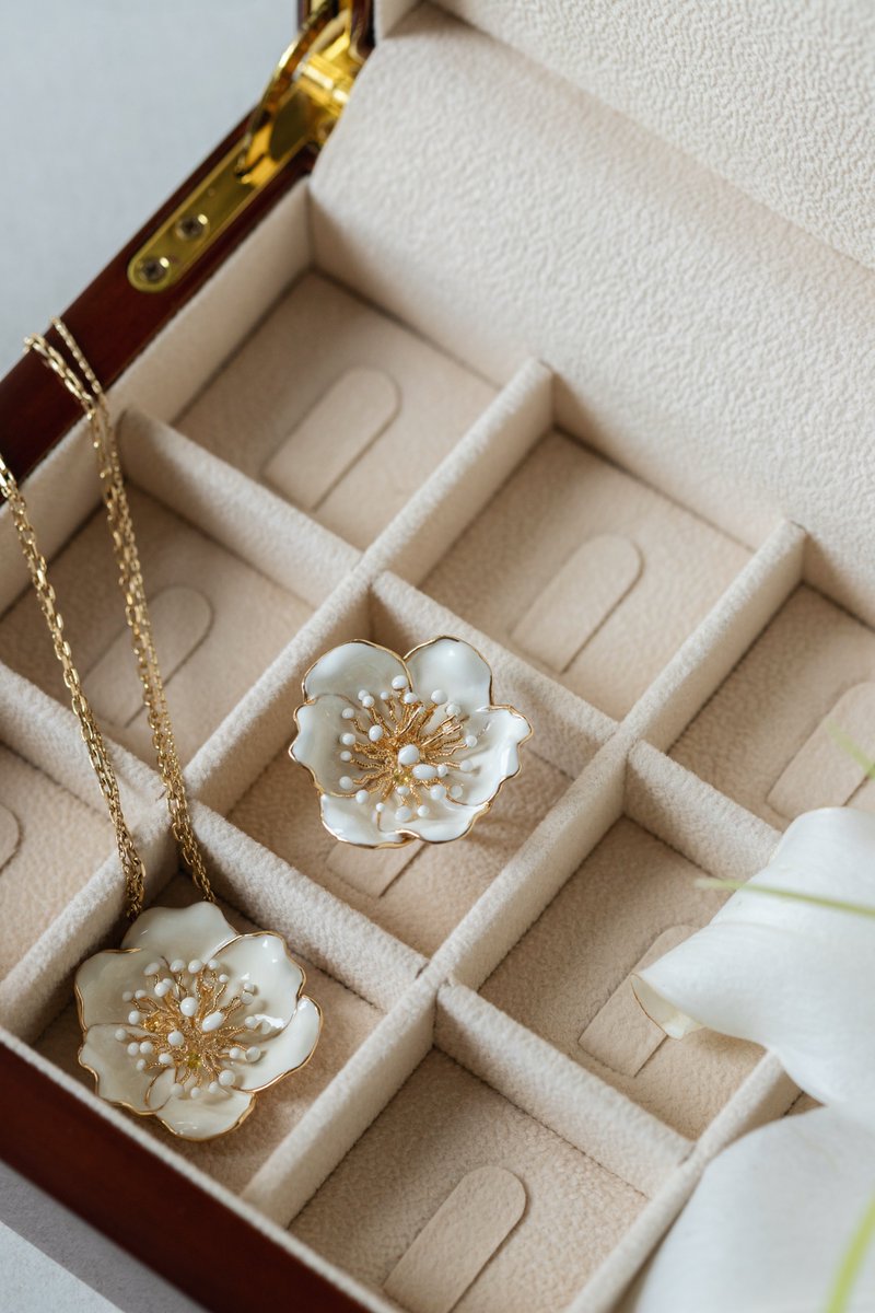 Celebrate love with the purity of White Dreams by Roberto Bravo. A timeless sparkle for the one who makes your heart shine today and always. 🤍

#RobertoBravo