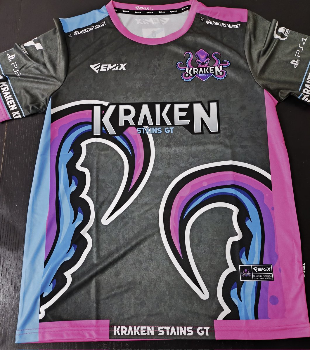 🚨 Anuncio !! 🚨

Muy contentos de colaborar con <a href="/Emix_Gaming_/">EmixGaming</a> 😍🐙

Ya tenemos las nuevas camisetas camisetas con nosotros, toca sacarlas a relucir 😝