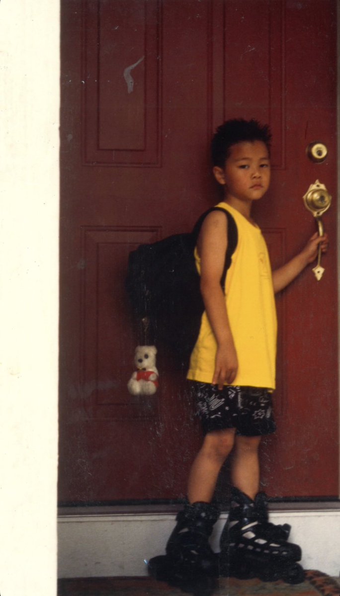 วันงานแซงพาฮีเล่าว่ารูปตัวเองตอนเด็ก ๆ มีอยุหน้าเดียว ดูกี่รูปก็หน้าเดียว ที่เห็นอยู่คือมีความสุขนะครับ 555555 สีหน้ามีความสุขเป็นแบบนี้เลย ตอนนั้นน่าจะสักสาม

ฟค: ปอสาม?
จอน: สามขวบ

5555555555555555 ฉันขำจะบ้าตาย 😂😂😂😂😂😂😂😂😂 อ้วนมันบิ๊กกาย พี่ตุวหย่ายหนะ