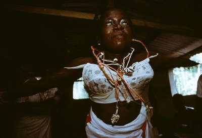 An olokun Priestess, leading other olokun devotees, during her olokun festival in a village near Benin City,ca.1982. 

📸;Peter Marlow
