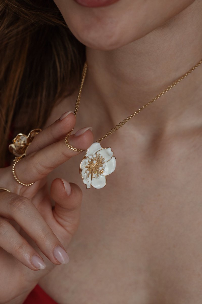 Step into a world of purity, light, and timeless elegance with the White Dreams Collection. Each piece captures the poetry of love in its most radiant form.
Discover the sparkle that speaks from the heart visit our boutiques and experience White Dreams in person.

#RobertoBravo