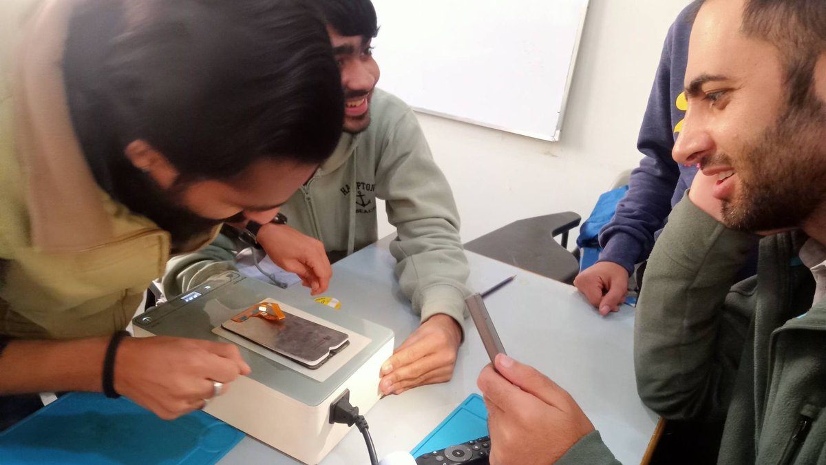MuhammadAsiFaz's tweet photo. 👨🔧 🔧Teaching dissemble and repair phone broken glass🎓enroll now ✅To join mobile repairing course talk to me at WhatsApp for details📞#phonebrokenglass #lcdscreenrepair #phonescreenrepair #lcdrepairingcourse https://t.co/FA8mDyZL8c