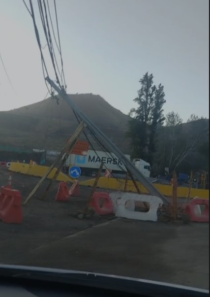 ivettepv's tweet photo. Desde el lunes 9 de febrero, en Américo Vespucio 1691, comuna de Quilicura, existen postes caídos que están bloqueando el acceso al condominio.
Esta situación estaría relacionada con las obras de construcción del Túnel Lo Ruiz #PosteChocado @Enel_Informa_CL #PosteChocado https://t.co/7xF8cvJicg