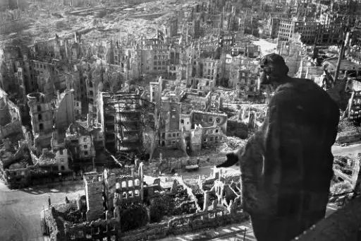 Primera_Linea_'s tweet photo. Genocido sobre civiles:
Durante la noche del 13 y 14 de febrero de 1945, la antigua ciudad barroca de DRESDE, ALEMANIA, fue atacada por 772 bombarderos ingleses y 311 estadounidenses. 
#Dresden https://t.co/8CLSHeBPZ6