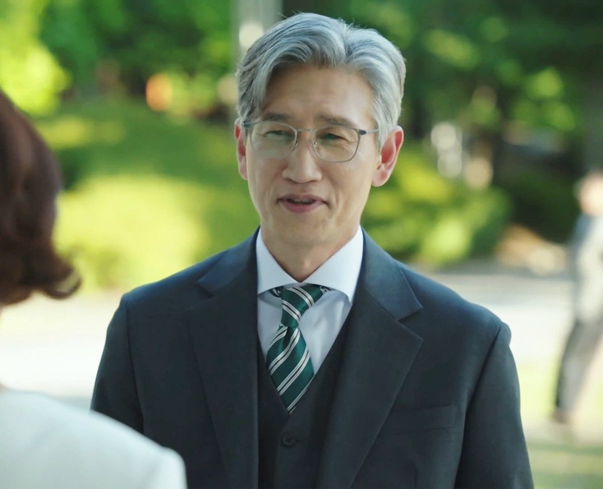 이거 왤케...흠ㅋㅋㅋㅋ 00년대에 귀국한 서혜숙 같아서ㅋㅋ
공항 마중나와서 눈웃음 치는 누구랑 붙여놓고싶다