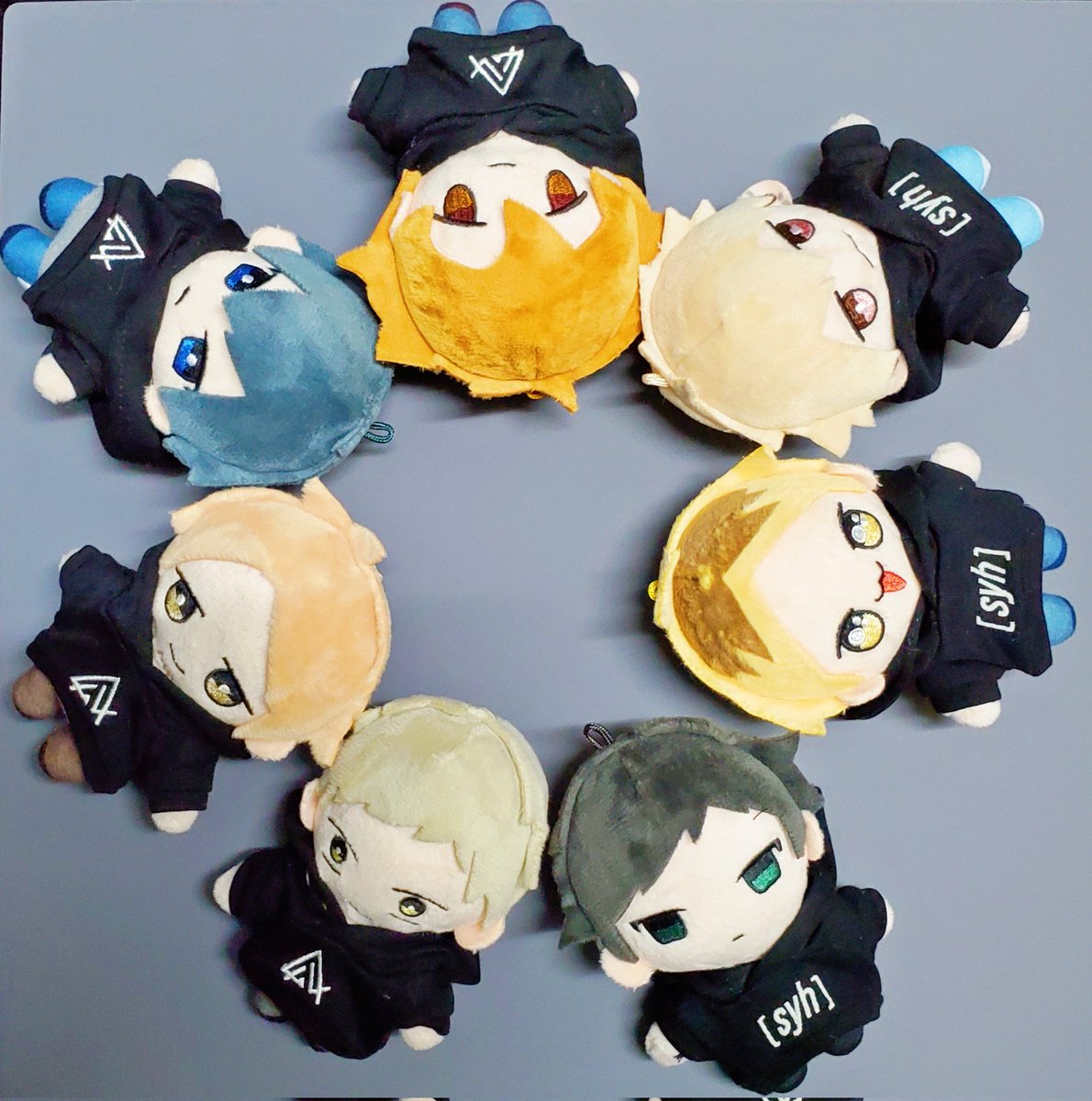 新娃＆新衫🙈🤣
7個黑團服🙈
終於搵到穿最合身的孩子🙈估佢唔到，唔係話係10CM用架咩？🙈🤣