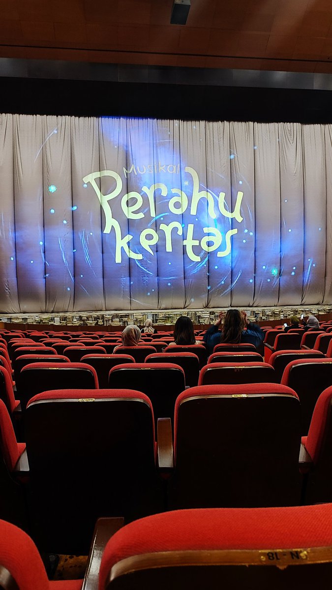 heyhxm's tweet photo. KAKKKK AKU KESINI LAGI LIHATT @veverinagst  sekarang nonton drama musikal wkwkwk tapi tbtb nostalgia paulkim kita duduk di depan itu aaaa sangat lucky kalo inget pembagian seatnya hahah :'))) https://t.co/sxGI9UjVb8