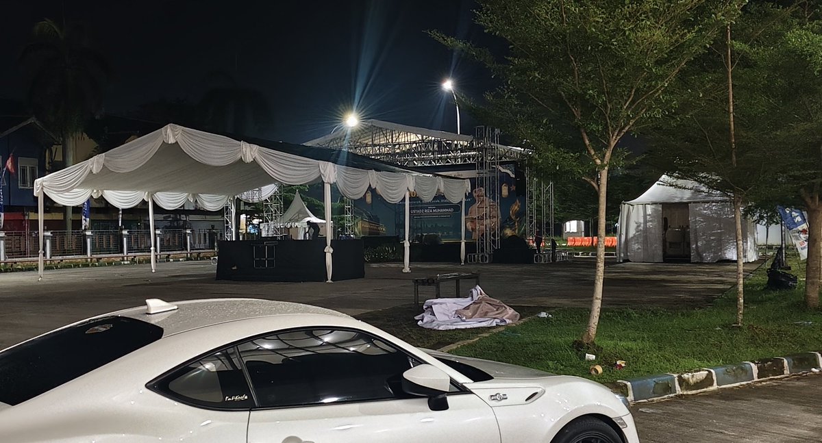 Malam-malam pasang tenda, semoga esok hujan tidak melanda. ☀️