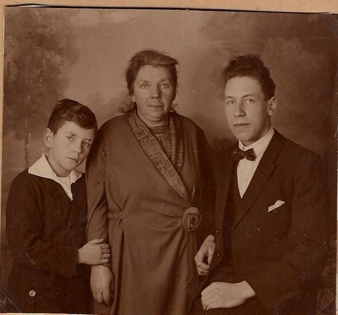 EllyDriebergen's tweet photo. #elkedageenfoto2026
Een #stamboom in @MyHeritageNL maken.
Een samengesteld gezin in ca. 1920. https://t.co/AitjHaaJWQ