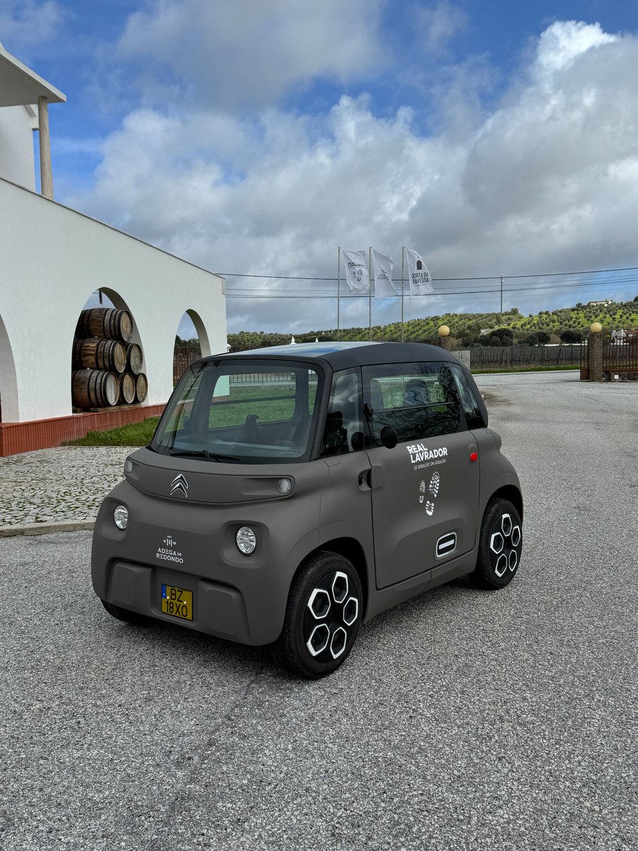 adegaderedondo's tweet photo. A Adega de Redondo dá mais um passo rumo a um futuro mais sustentável com o nosso carro AMI 100% elétrico, agora personalizado com as marcas da Adega de Redondo, Porta da Ravessa e Real Lavrador.

Fique atento… pode cruzar-se connosco pelas ruas de Redondo! 😉 https://t.co/PlYQEn5Vg9