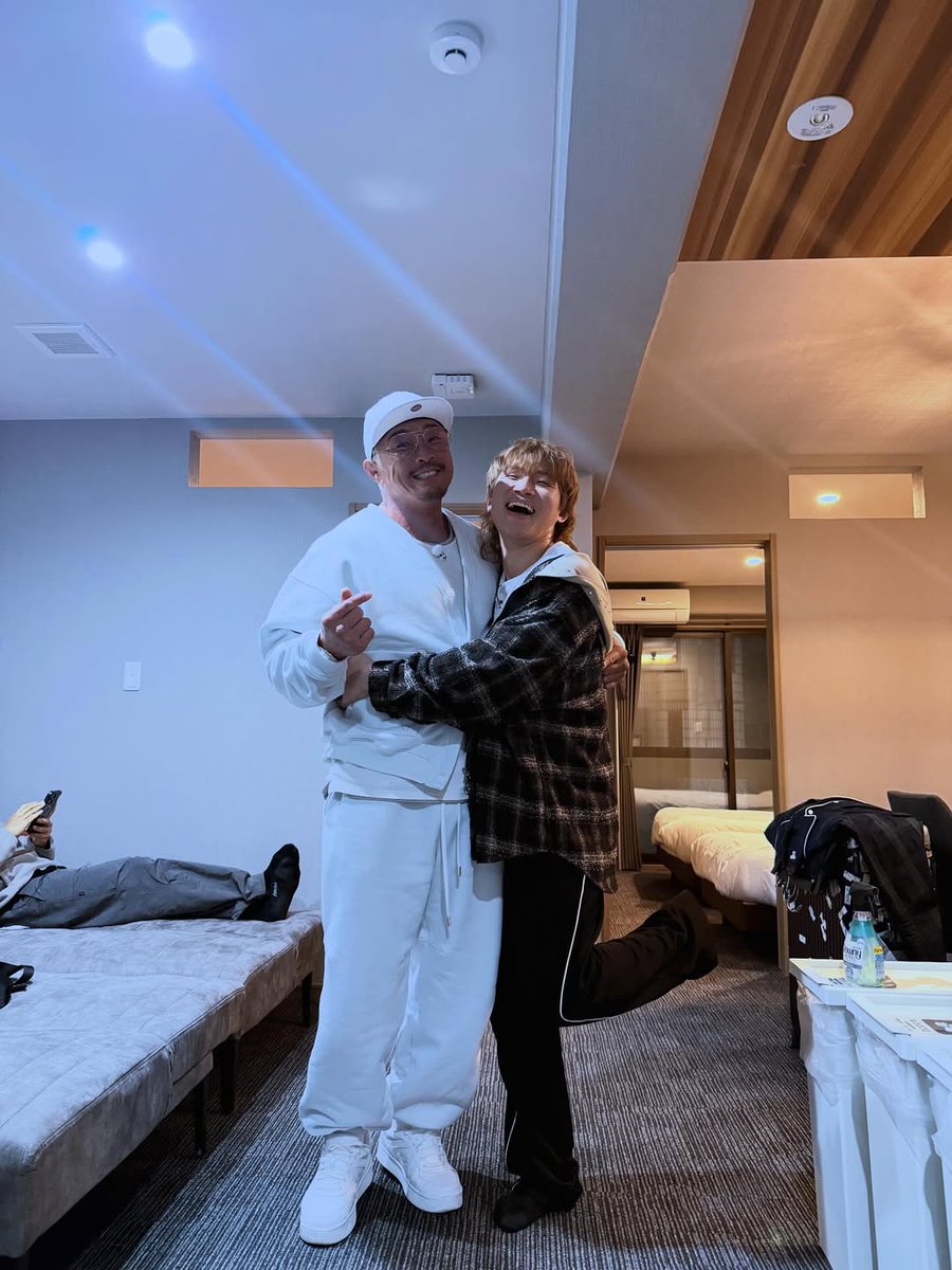 High__Lite's tweet photo. 추성훈님 인스타그램 💫

오랜만에 대성이랑!
여전히 재밌고 귀엽고 애교도 넘쳐서 최고인 남자입니다.

久々にBIGBANGテソン君と！
相変わらず面白くて可愛くて愛嬌がたくさん！最高の男です

#대성 #DAESUNG #DLITE #テソン #DsWAVE #상남자의여행법

@d_lable https://t.co/4p7ikpx4CU