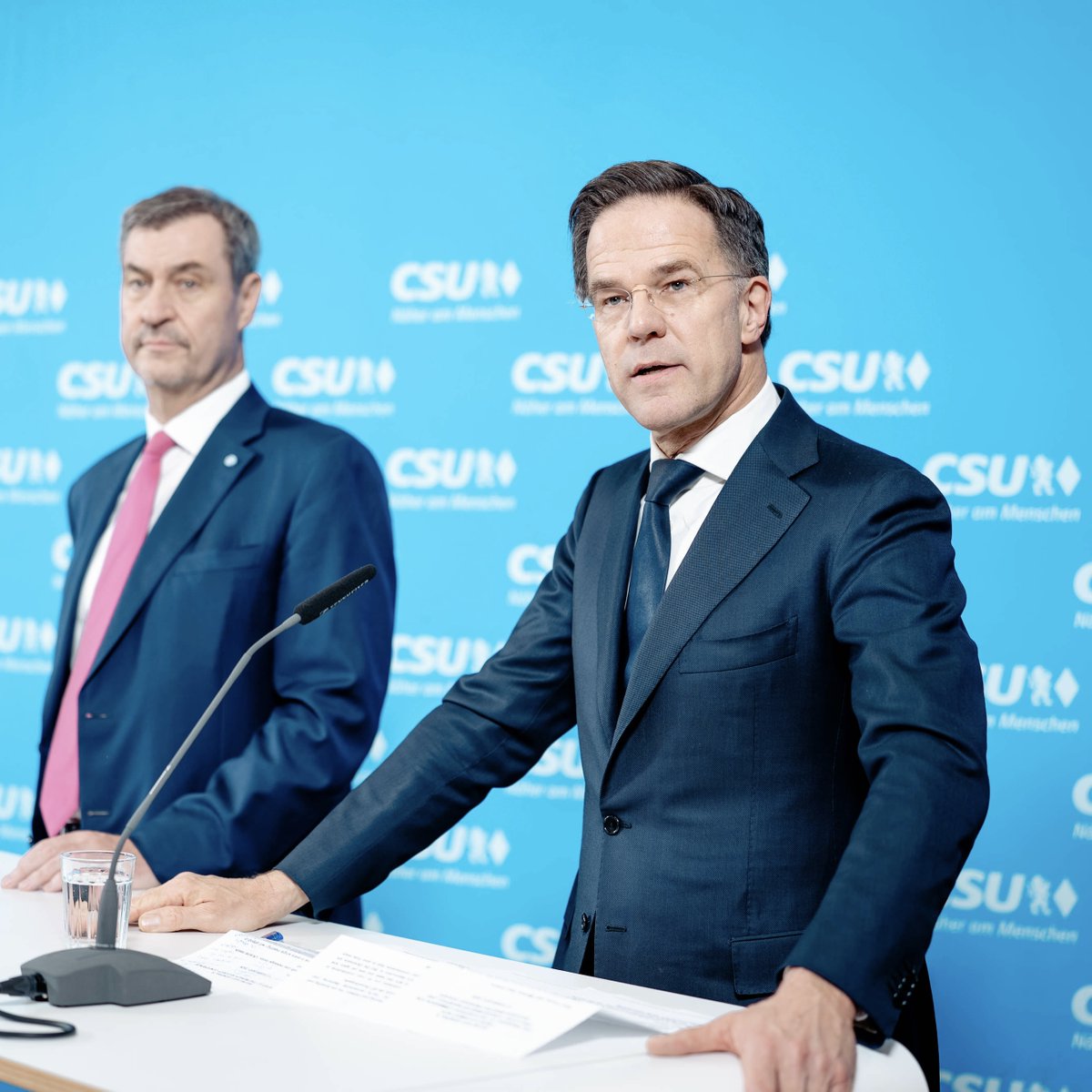CSU's tweet photo. Das Transatlantische Forum der CSU ist der Auftakt zur Münchner Sicherheitskonferenz und setzt wichtige Impulse im Vorfeld des internationalen Treffens. Auch die hochrangigen Gäste wie EU-Kommissionspräsidentin Ursula von der Leyen, NATO-Generalsekretär Mark Rutte und Außenminister Johann Wadephul zeigen wie wichtig das Forum ist.
Unsere Sicherheit und Verteidigung stehen mehr denn je im Fokus, dabei spielt Bayern eine besondere Rolle. Wir sind nicht nur ein führender Wirtschafts- und Technologiestandort, sondern auch ein bedeutendes Zentrum der Verteidigungsindustrie.
CSU-Chef Markus Söder dazu: „Wir sind gerne Gasteber der Münchner Sicherheitskonferenz, das Speed Dating der internationalen Politik“, weiter sagt er: „Wir müssen unabhängiger werden. Gleichzeitig bleibt die transatlantische Partnerschaft unverzichtbar. Ohne die USA geht es nicht. Unser Ziel ist ein gutes, stabiles Verhältnis auf Augenhöhe. Das geht nur mit einem wirtschaftlich und militärisch starken Europa.“ #MSC2026